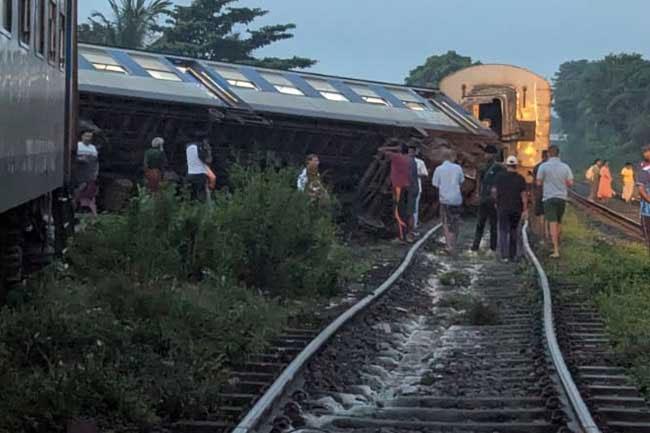 12 injured after train derails between Kelaniya and Wanawasala 