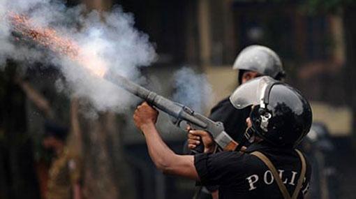 Police fire tear gas at three-wheeler drivers blocking road