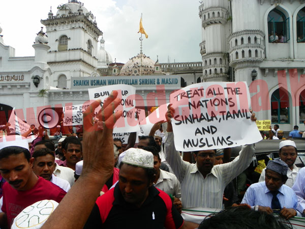 VIDEO: Traffic jam near Town Hall due to protest by Muslims 
