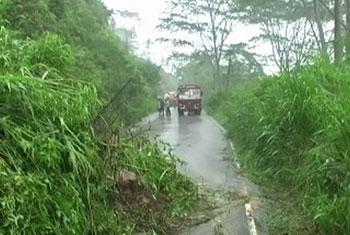 Kandy-Mahiyangana road blocked due to landslide