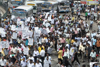 UPDATE: Fishermen protest blocks Colombo-Chilaw road