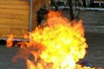 VIDEO: Buddhist monk attempts self-immolation in Kandy