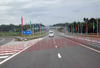 Van skids off the road on Southern Expressway; Nine injured