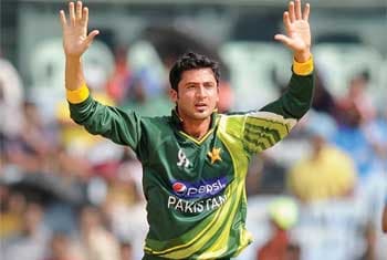 Pakistan hold on to narrow win in first ODI