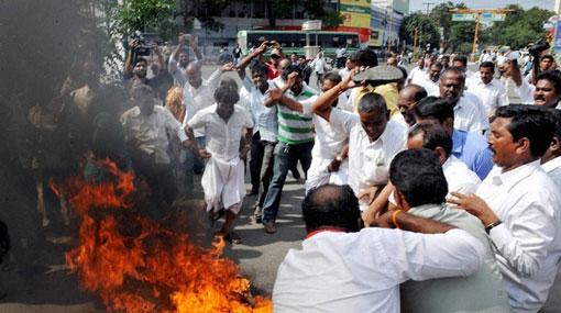 10 arrested over attempt to burn Sirisena’s effigy 