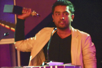 VIDEO: Romesh takes home gold at Derana Music Video Awards