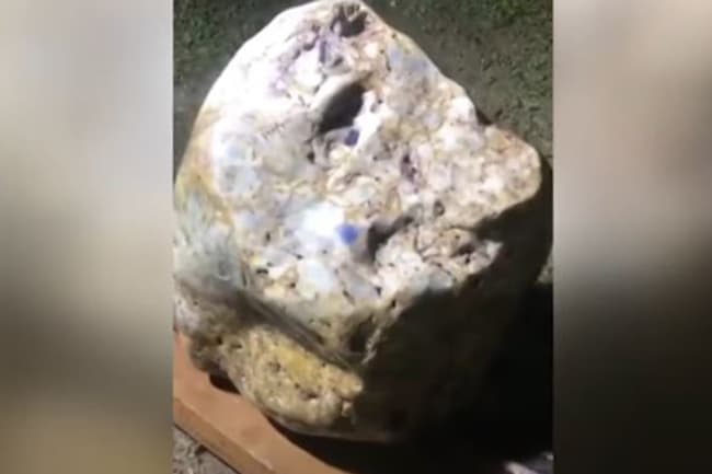Dubai company opts to buy world’s largest natural corundum Blue Sapphire