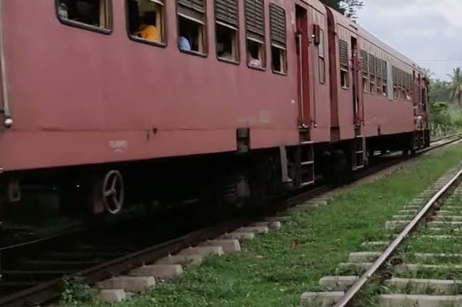 Trains operating on Colombo-Chilaw line delayed 
