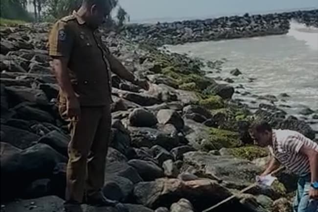Sword used in mutilating the hands of man in Koralawella found