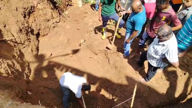 Workers trapped as earth bund collapses at construction site in Mawanella