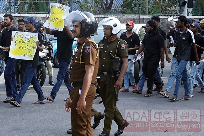 Heavy traffic in Colombo due to protest by uni. students