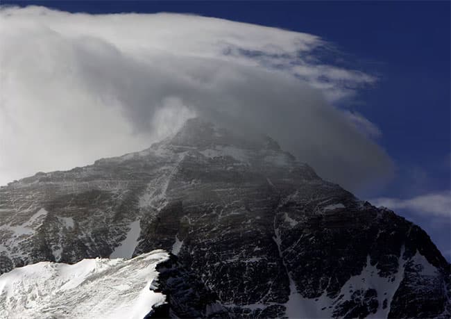 Almost 1,000 trapped on Tibetan side of Mount Everest by blizzard