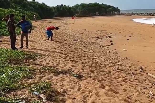 Suspicious parcel found washed ashore at Katukurunda Beach 