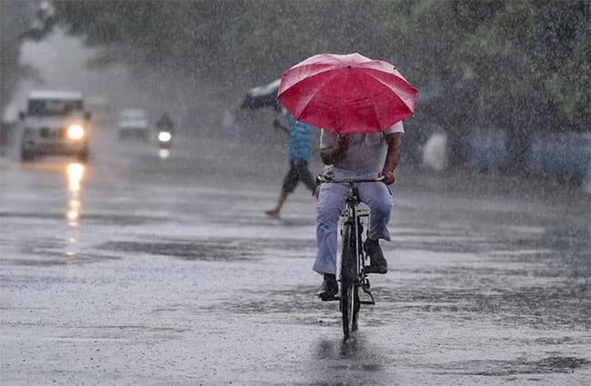 Fairly heavy showers above 50 mm likely in Western and Sabaragamuwa provinces tomorrow
