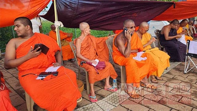 Buddhist monks continue protest near Presidential Secretariat