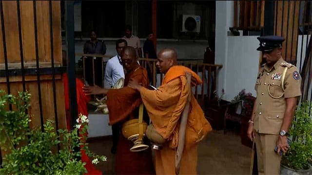 Protesting Buddhist monks hold discussions at Buddhasasana Ministry