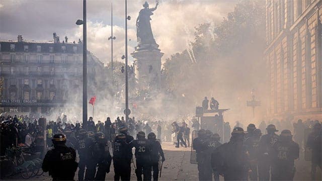 'Record' 855 people arrested over Paris protest violence