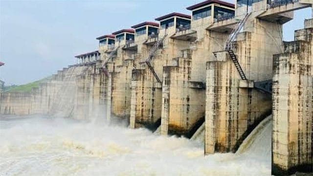 Public cautioned as 6 sluice gates of Deduru Oya Reservoir opened