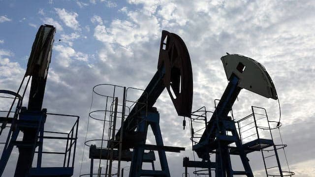 Oil prices climb as US orders diplomats to leave Saudi Arabia amid escalating tensions