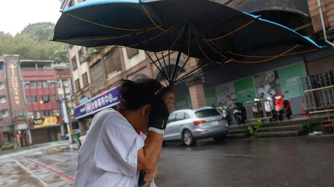 Typhoon Champi sweeps past Taiwan, leaving 1 dead, 500 injured