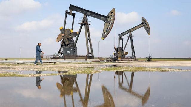 Oil falls almost $2 as Middle East talks help ease supply worries