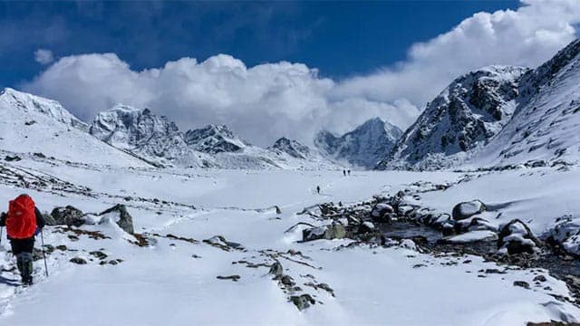 Nepal halts Himalayan trekking permits amid avalanche risks