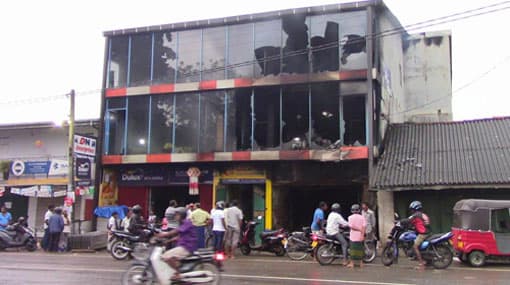 Fire breaks out in Badegama shopping complex