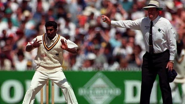 Darrell Hair makes controversial remarks on Murali
