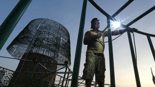Christmas rush in Sri Lanka as workers race to build tallest tree on time
