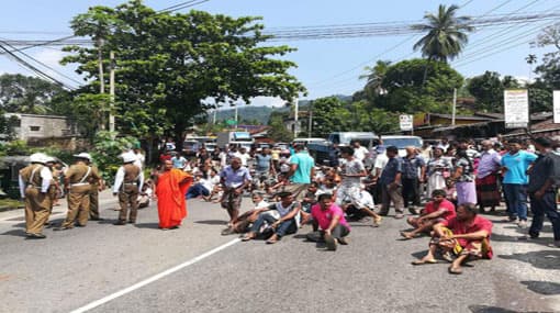 Residents of Mawanella block Kandy-Colombo main road due to negligence of govt officials