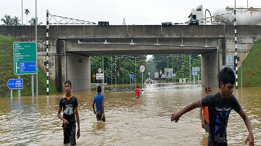 Floods obstruct motorists on southern expressway