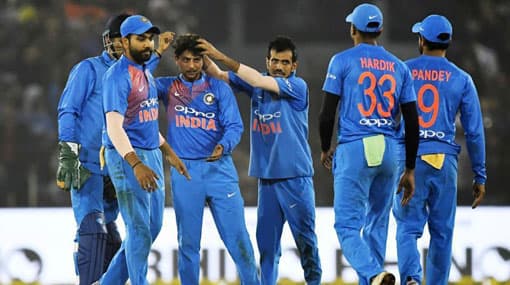 Lankans survive Indian onslaught to amass 135/7