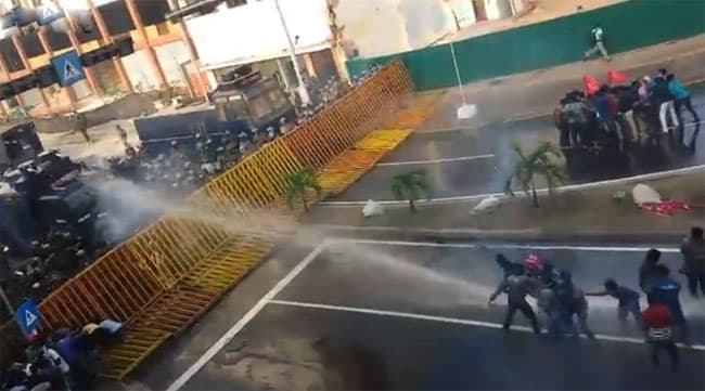 Police use tear gas on protesting university students