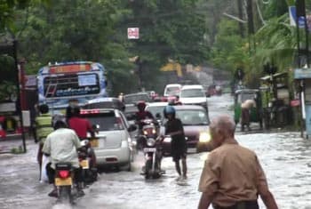 Death toll from floods, landslides hits 122