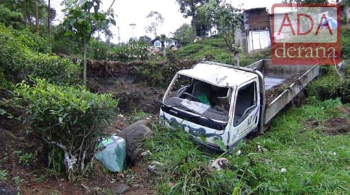 Three injured after lorry topples in Talawakele