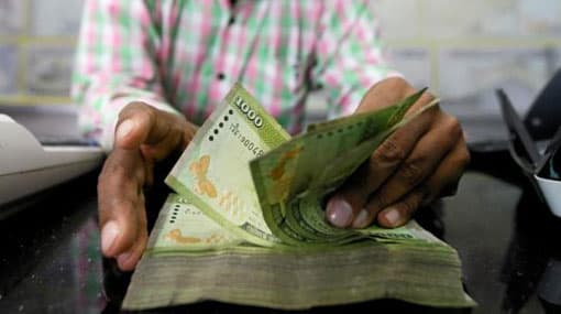 Sri Lankan rupee hits record low