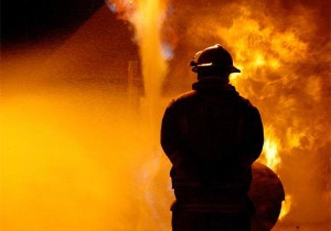Fire breaks out at clothing store in Pelawatta