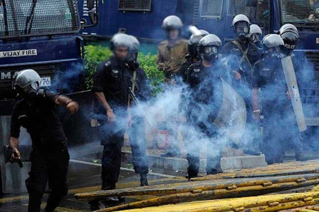 Police fire tear gas at protesting unemployed graduates