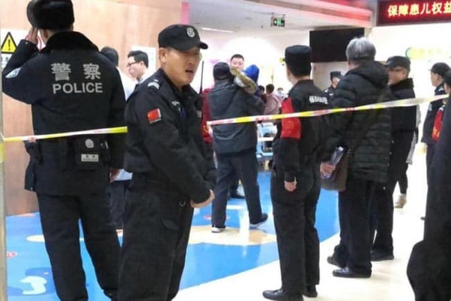 Knifeman stabs 20 children in Beijing primary school