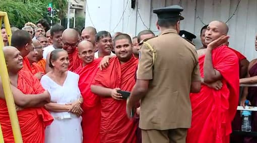 Gnanasara Thero leaves Welikada prison after Presidential pardon