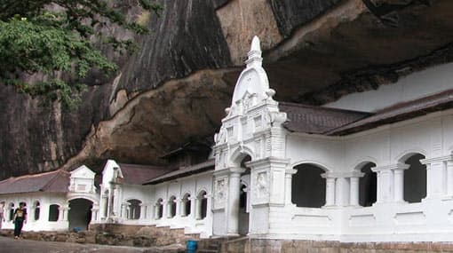 Three nabbed for demanding Rs 100 mn from Dambulla Raja Maha Vihara caretaker monk