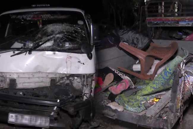 Five killed in van-tractor collision at Welikanda