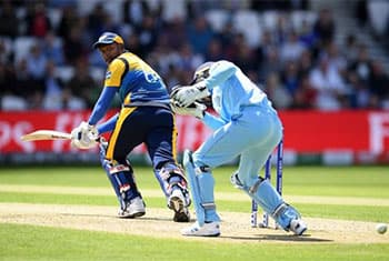 Archer, Wood restrict Sri Lanka to 232/9