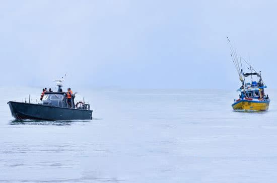 Navy seizes 4 suspicious fishing vessels at sea