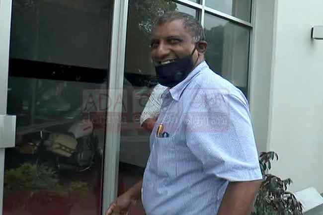 Aravinda de Silva arrives at Ministry to record statement