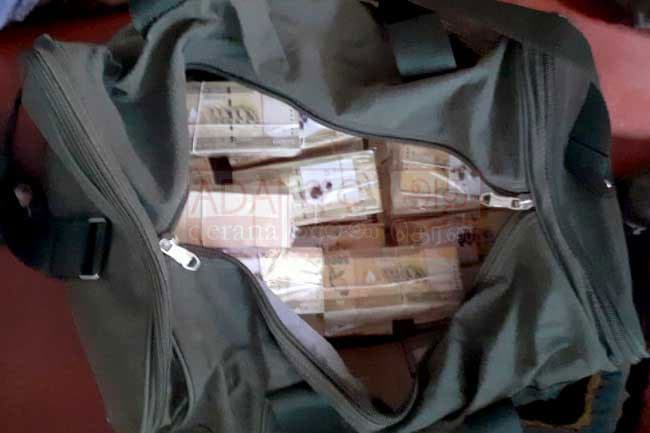 Three arrested with 128 fake ‘cash’ stacks