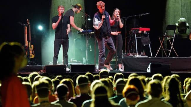 Germany puts on crowded concerts to study coronavirus risks