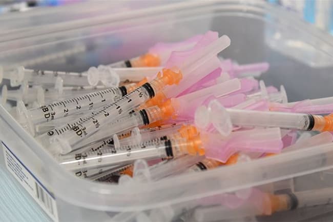 WHO warns of shortage of 1-2 billion COVID vaccine syringes