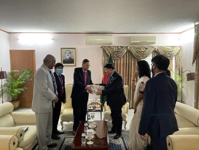 Foreign Minister meets his Bangladeshi counterpart, discuss cooperation in several fields