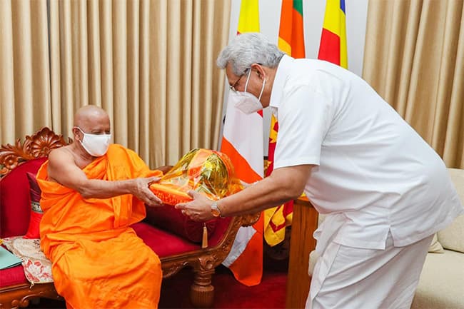 President calls on chief prelates of Asgiriya, Malwatta chapters